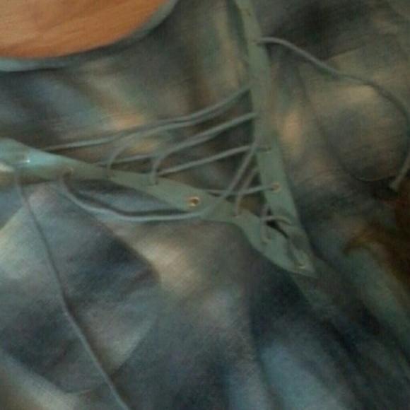 Blue and white plad like cross top blouse - Picture 2 of 3